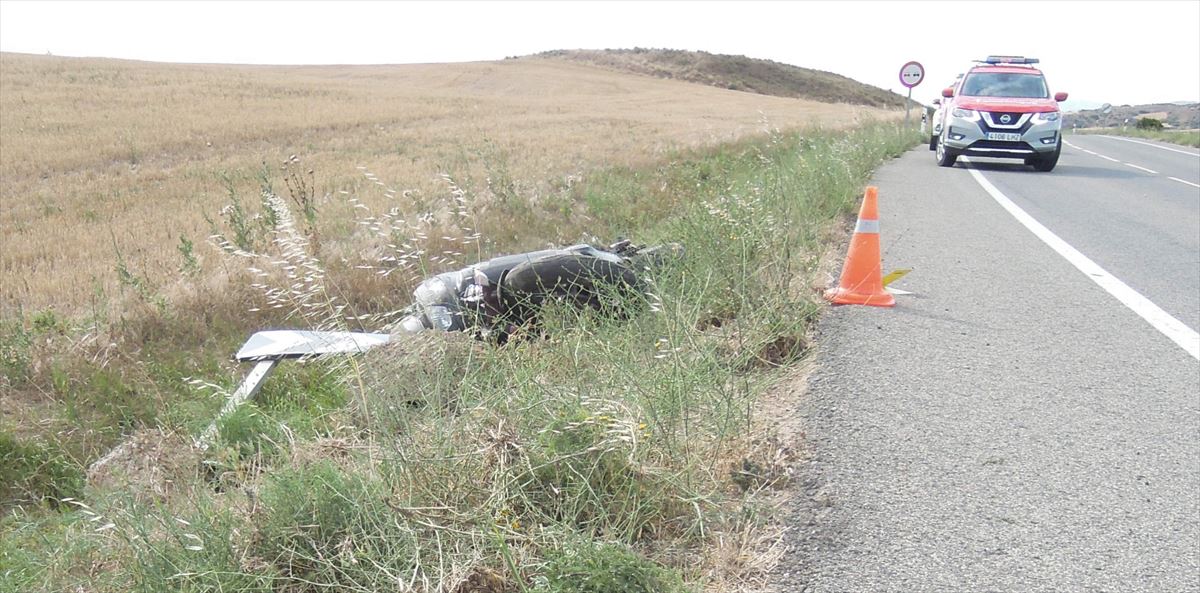 Muere un motorista tras salirse de la carretera en Larraga. Foto: Policía Foral