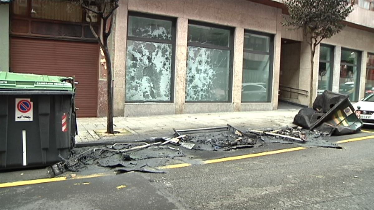 Dañados cinco vehículos al quemarse tres contenedores en Bilbao