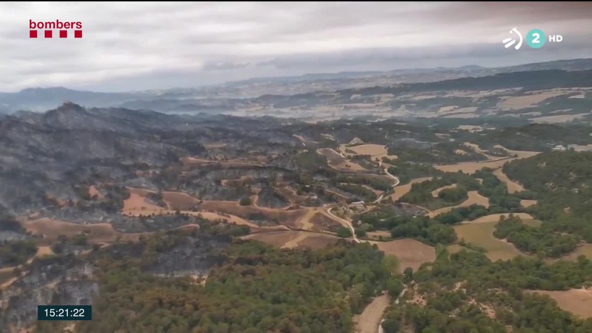 Un helicóptero trabaja en la extinción del incendio en Tarragona. Foto: EFE
