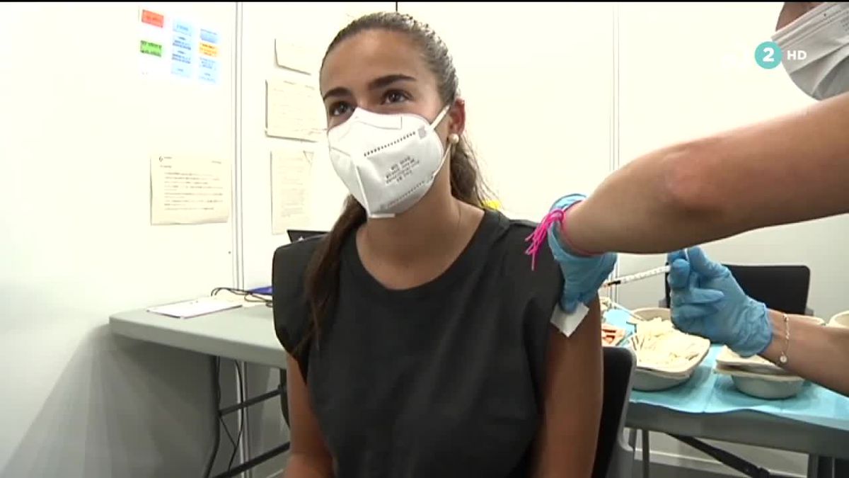 Una persona vacunándose. Imagen obtenida de un vídeo de EITB Media.