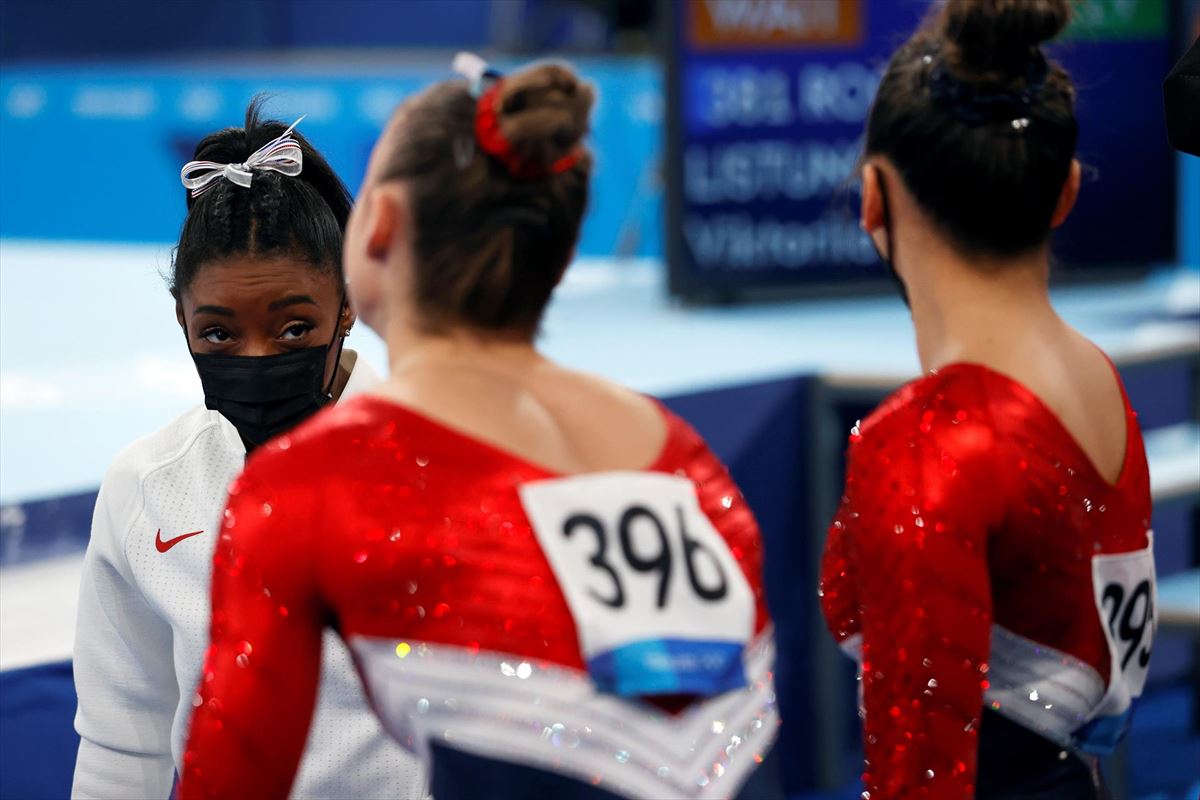 La gimnasta estadounidense Simone Biles observa a sus compañeras durante la final de hoy. Foto: EFE