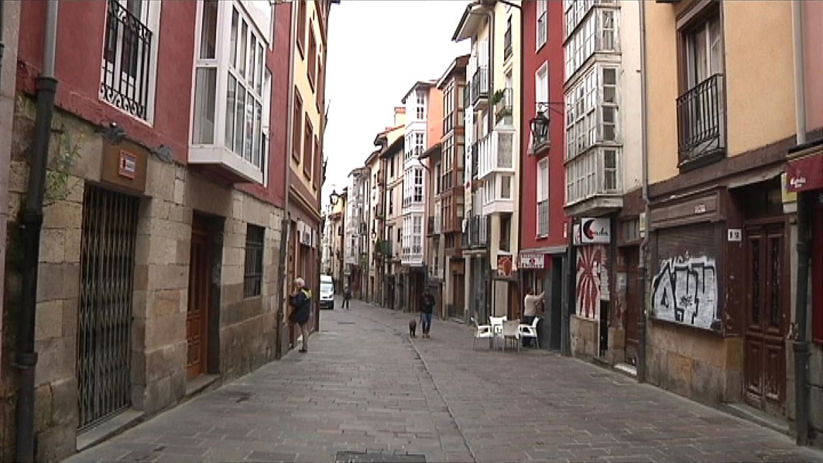 La violación tuvo lugar en plena calle, en Vitoria-Gasteiz. 