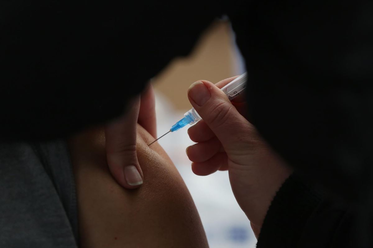 Personal sanitario preparando una vacuna. Foto: EFE.