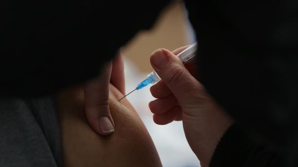 Personal sanitario preparando una vacuna. Foto: EFE.