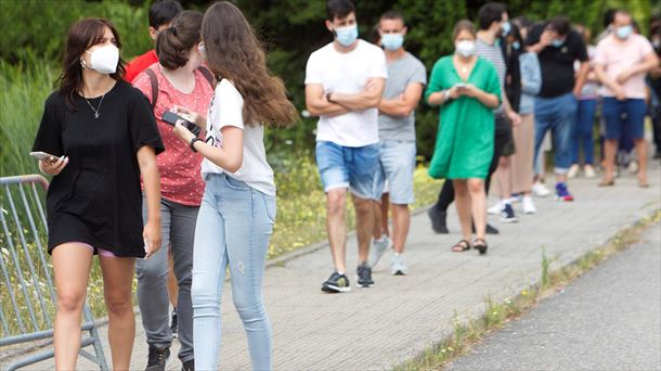 Jóvenes esperando su turno para vacunarse. Foto: EFE.