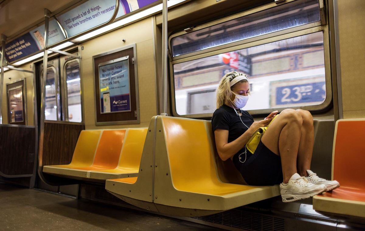 Emakume bat, musukoa jantzita, New Yorkeko metroan