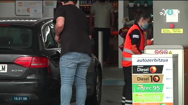 Cliente en una gasolinera. Foto: EiTB