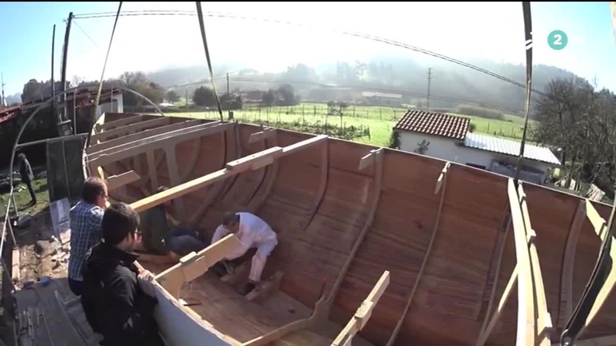 Un sopeloztarra de 75 años construye a mano un barco de 12 metros y 8000 kilos