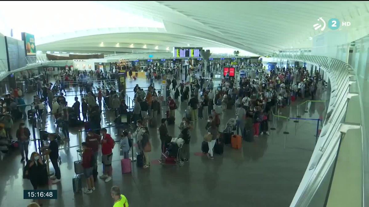El aeropuerto de Loiu recupera la normalidad, con 105 vuelos programados para este domingo