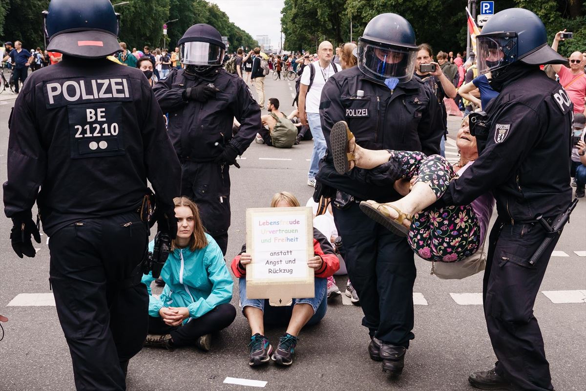 Unas 5 000 personas se reunieron este domingo en contra de las restricciones en Berlín. Foto: EFE.