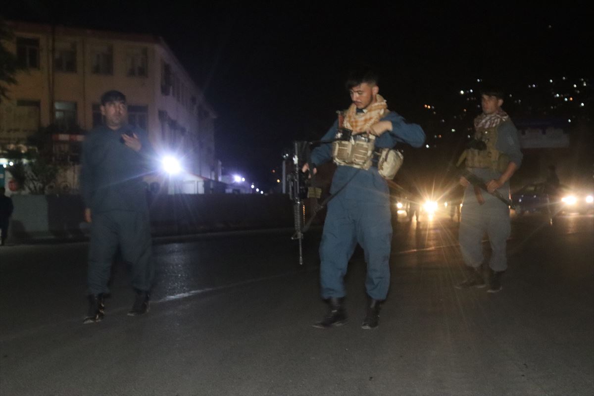 Policias afganos hacen guardia en Kabul.