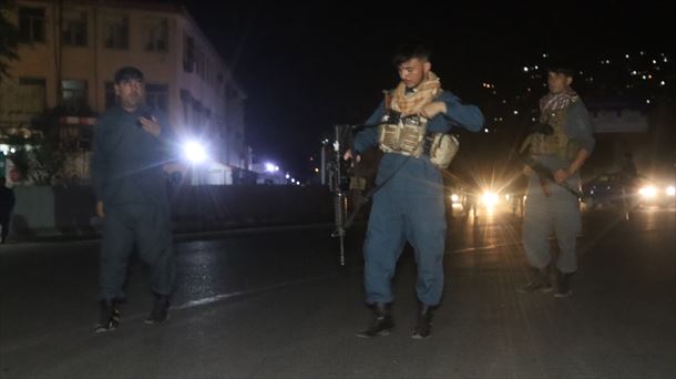 Policias afganos hacen guardia en Kabul.