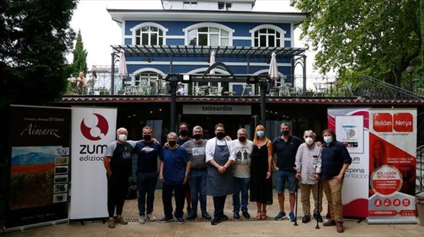 Foto de familia frente al Restaurante "Txitxardin" de Lasarte-Oria