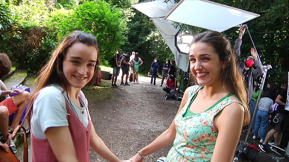 Zuri (Maria Redondo) eta Enara (Aitziber Errazkin)