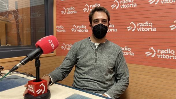 dANIEL bRONCANO SENTADO FRENTE A UN MICRO EN UNO DE LOS ESTUDIOS DE RADIO VITORIA