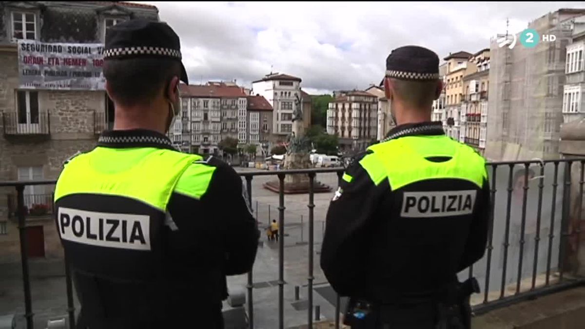 Dos policías municipales en Vitoria-Gasteiz. Imagen: EiTB Media