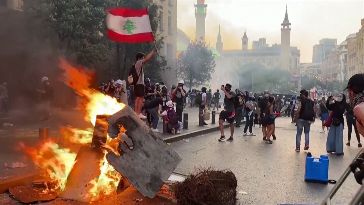 Manifestariek Beiruteko kaleak hartu dituzte Beiruteko portuko esplozioaren urteurrenean