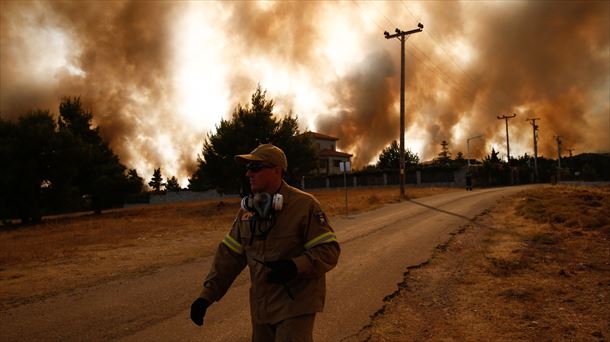 Un bombero en los incendios de Grecia.