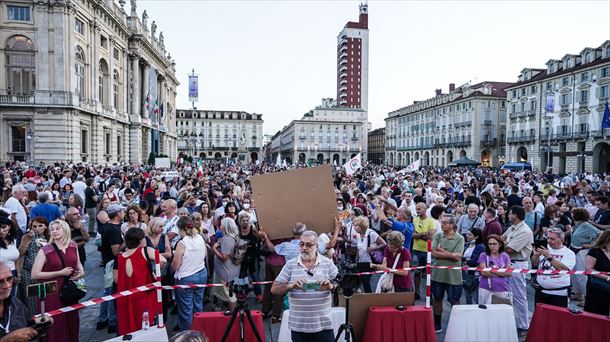 Una protesta contra el certificado sanitario en Italia.