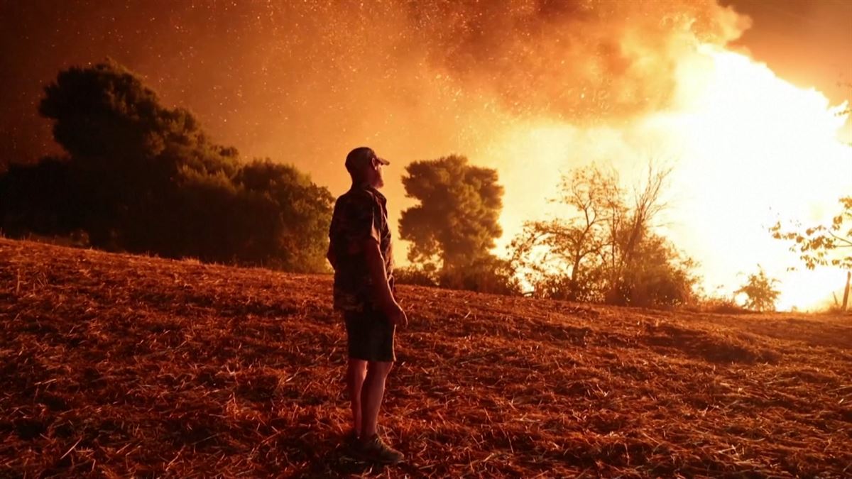 Continúan los incendios en Grecia, en medio de una crisis climática sin precendentes