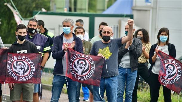 Oskar Matutek (EH Bildu) Tubacezeko langileen protestekin bat egin du.