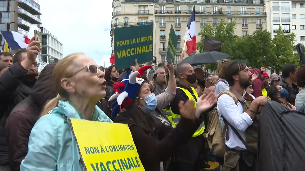 Protestas contra el pase sanitario que entrará en vigor el lunes en Francia