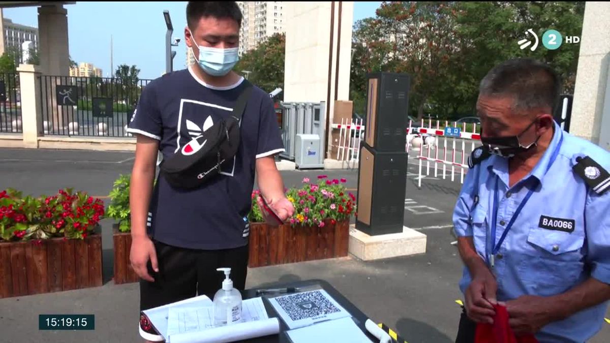 Un ombre enseña el pase sanitario a un agente