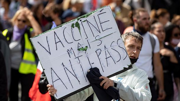 Un manifestante marcha durante una protesta contra el pase de salud covid-19 