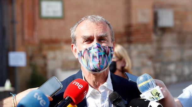 Fernando Simón, atiende a los medios antes de recoger el IX Premio Trevillano en Zaragoza. Foto: EFE