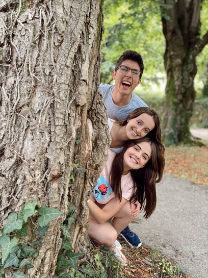 "Go!azen 8.0" telesailaren grabaketa: Ibai (Joanes Echeveste), Zuri (Maria Redondo) eta Maddi (Dánae Riaño)