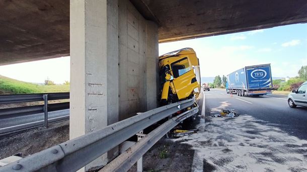 Accidente en la A-1: Dos heridos al chocar un camión contra el pilar de un puente en Júndiz