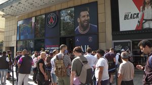 Largas colas en París para comprar la camiseta de Messi