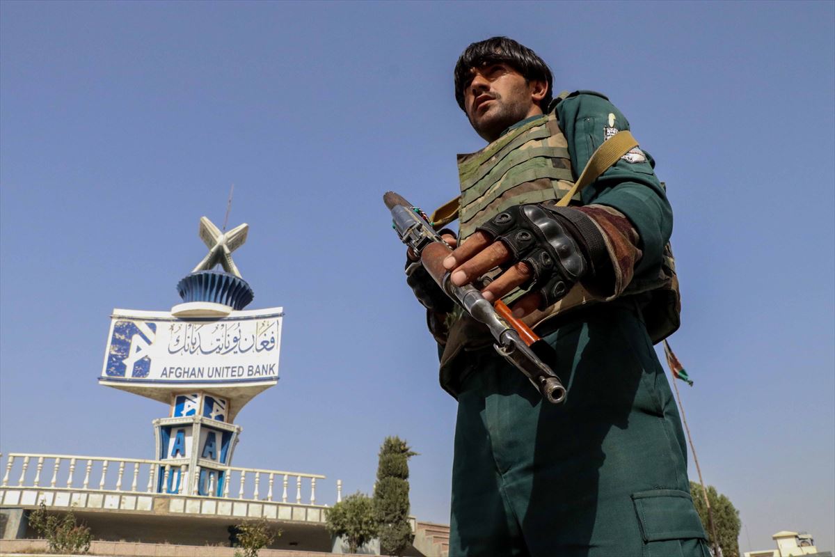 Afganistango segurtasun ofizial bat Kandaharren. Argazkia: EFE