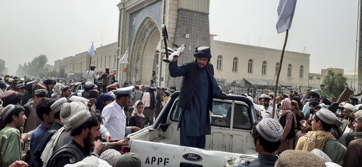 Militante taliban bat Afganistango indar armatuen ibilgailu baten gainean, Kandaharren. EFE