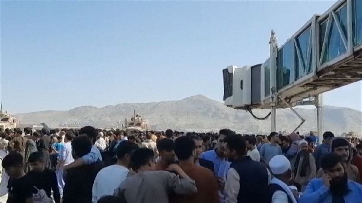 Talibanak guardia egiten, Hamid Karzai nazioarteko aireportuko kanpoaldean