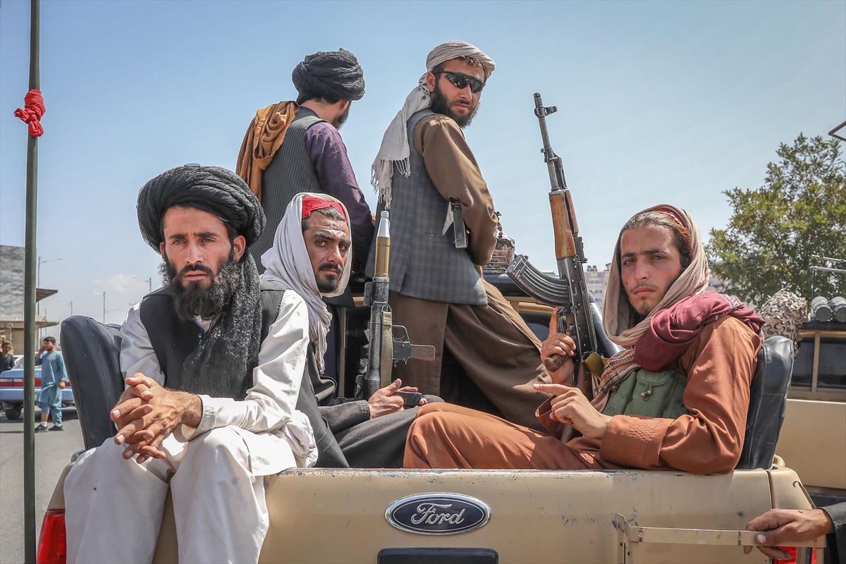 Hainbat soldadu taliban Kabulen sartu ostean. 