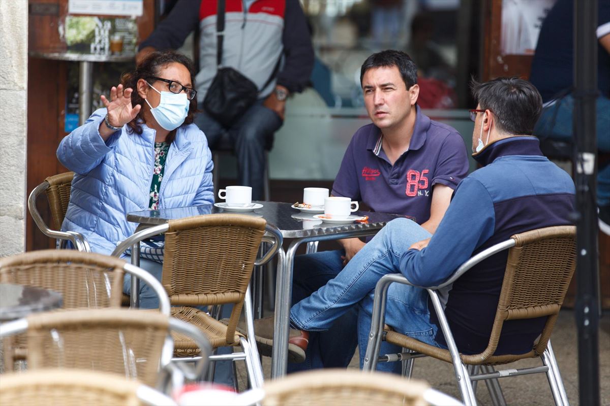 Varias personas disfrutan de un café en una terraza de Vitoria-Gasteiz