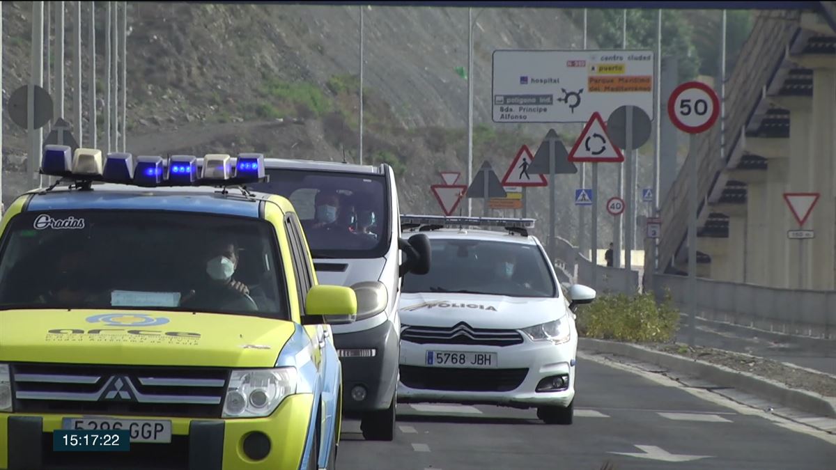 La Policía traslada a menores marroquíes que llegaron a Ceuta.