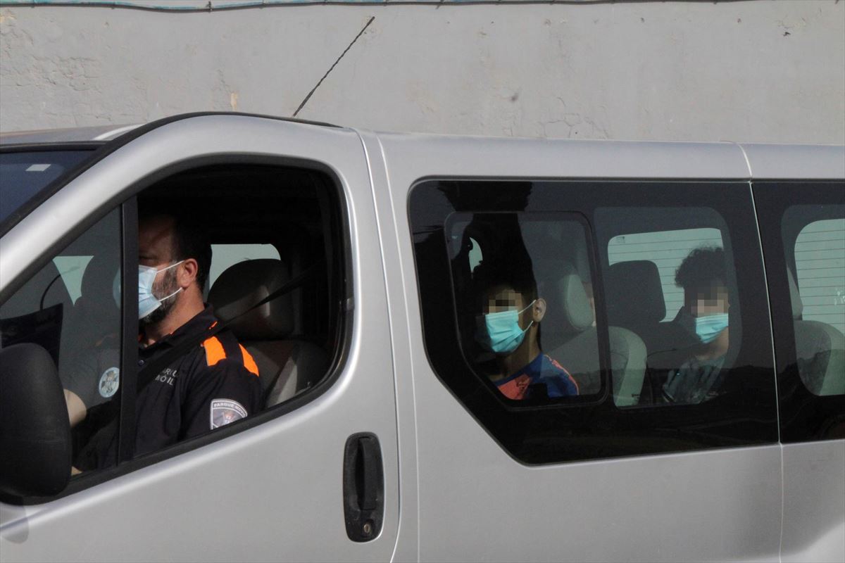 La Policía traslada a menores marroquíes que llegaron a Ceuta.