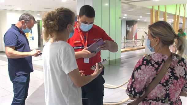 Un control en un centro comercial de Iparralde. Imagen obtenida de un vídeo de EiTB Media.