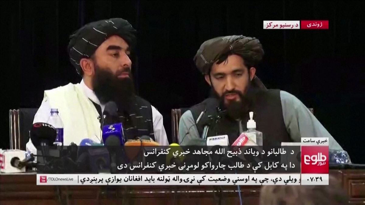 El portavoz talibán Zabihulá Muyahid, en la rueda de prensa