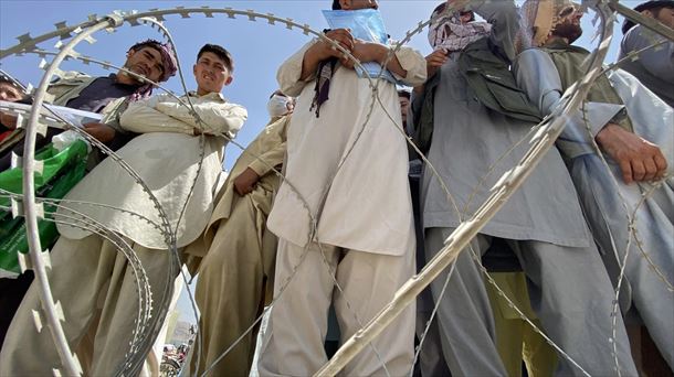 Varias personas, en el aeropuerto de Kabul