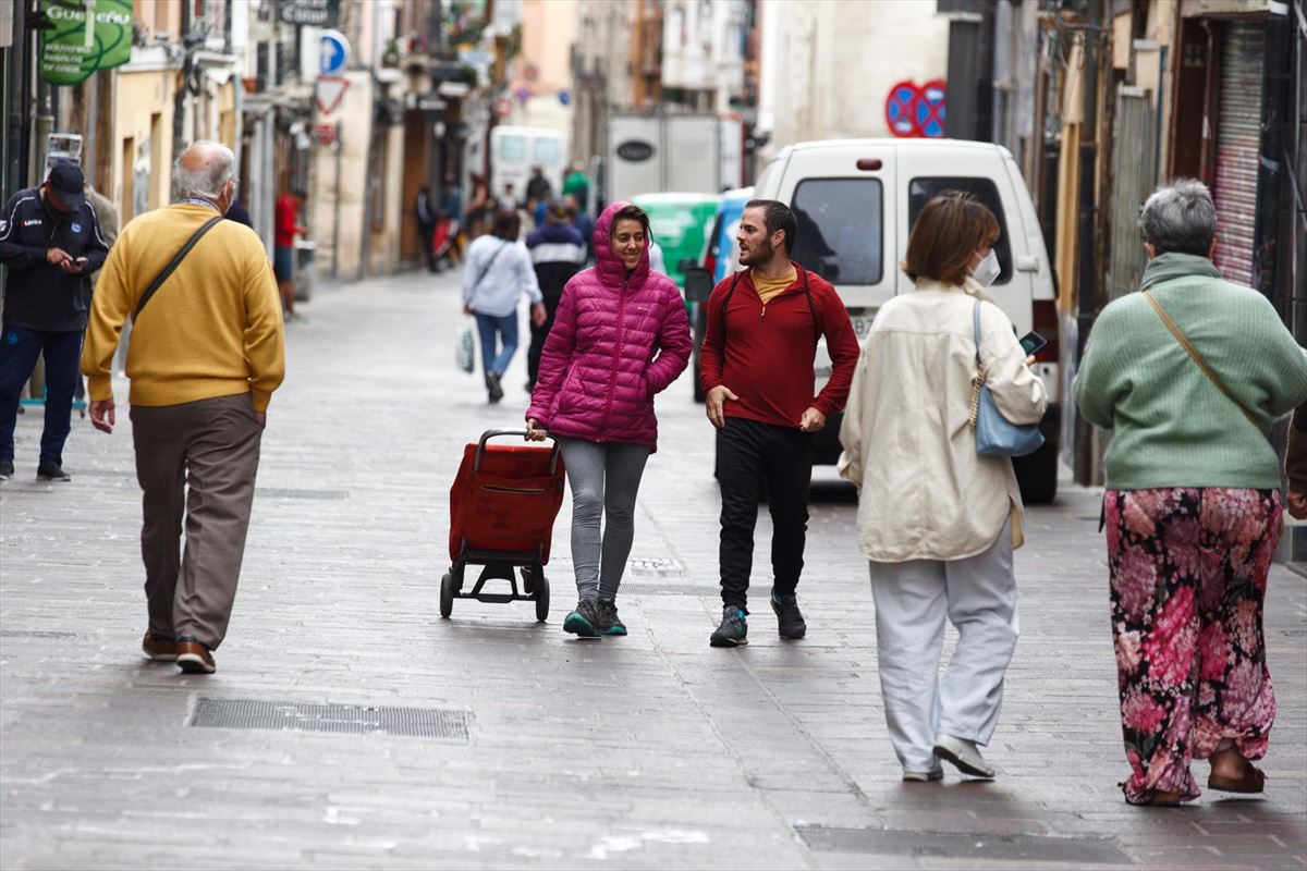 Gente en una calle de Vitoria-Gasteiz.
