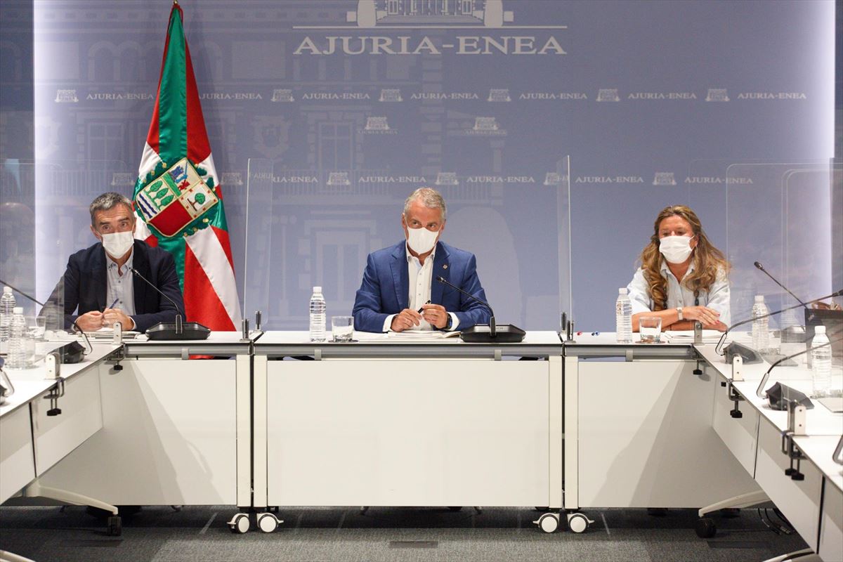 Jonan Fernández, Iñigo Urkullu y Gotzone Sagardui en una reunión del LABI. Foto de archivo: EFE