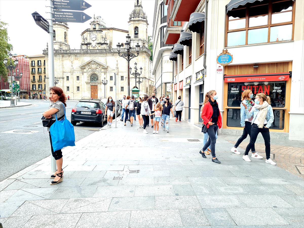Varias personas paseando por Bilbao