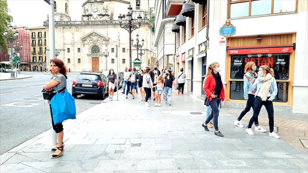 Gente paseando por Bilbao