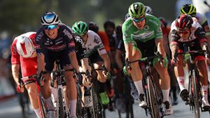 Resumen 5ª etapa de la Vuelta a España: caída masiva, esprint y cambio de líder