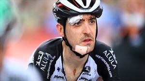 Nieve recibe puntos de sutura en una ceja y en la barbilla tras la caída en la 5ª etapa de la Vuelta a España