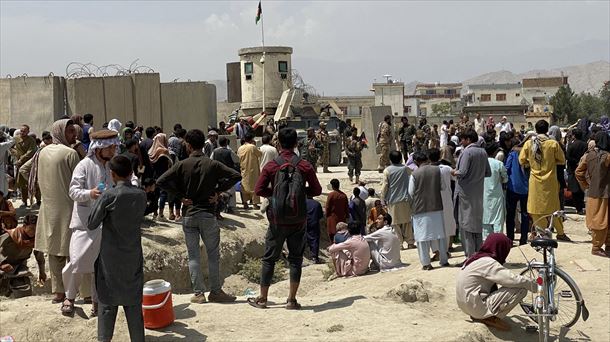 Varias personas, en el aeropuerto de Kabul