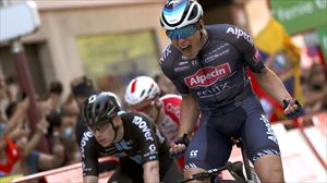 Jasper Philipsen gana el primer esprint en Madinat Zayed